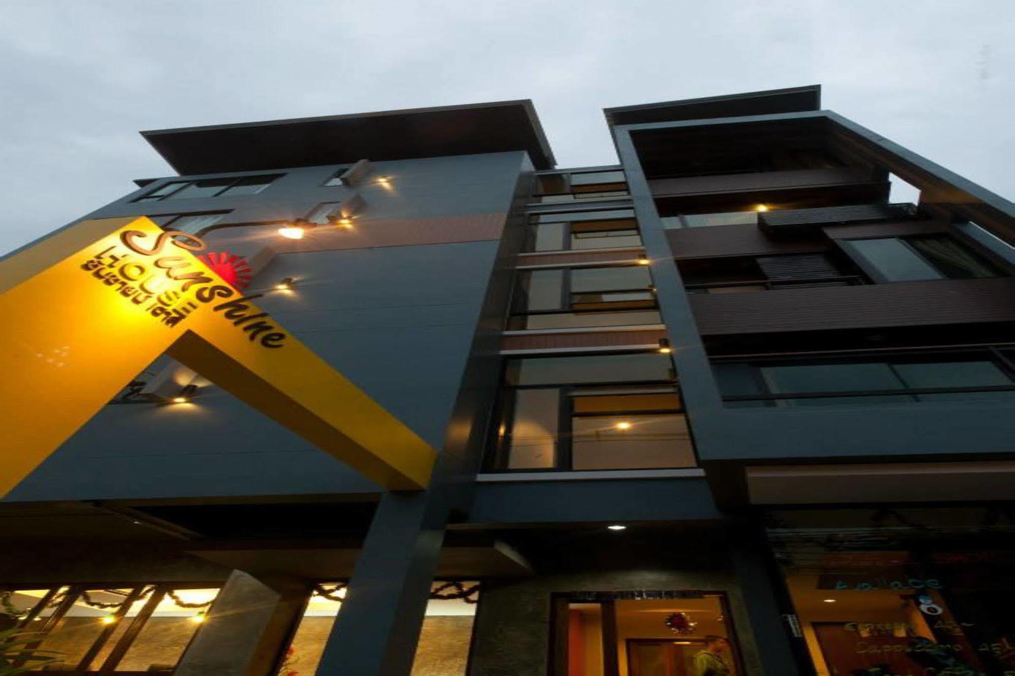 Oyo 233 Sunshine House Hotel Chiang Mai Bagian luar foto