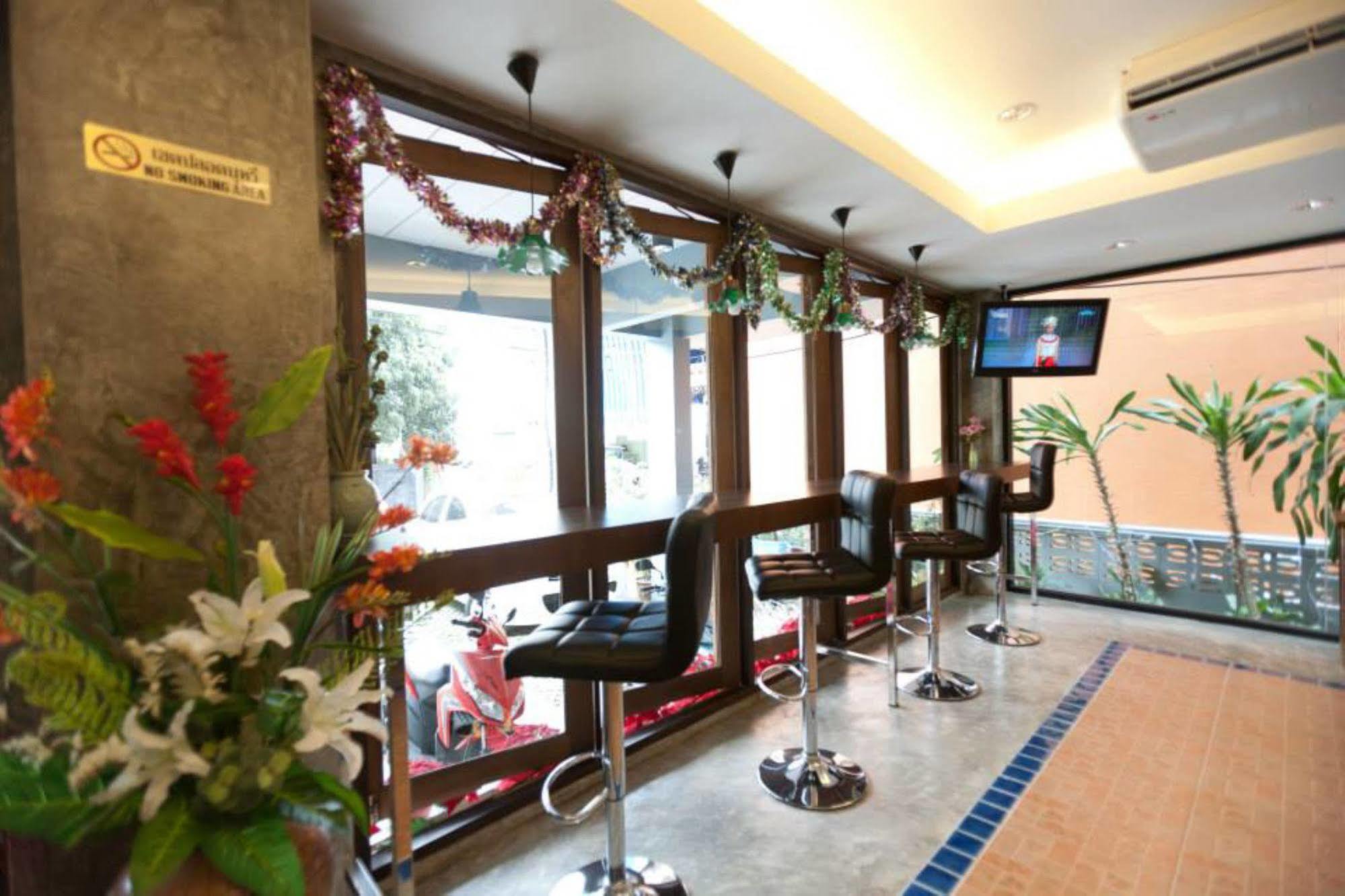 Oyo 233 Sunshine House Hotel Chiang Mai Bagian luar foto