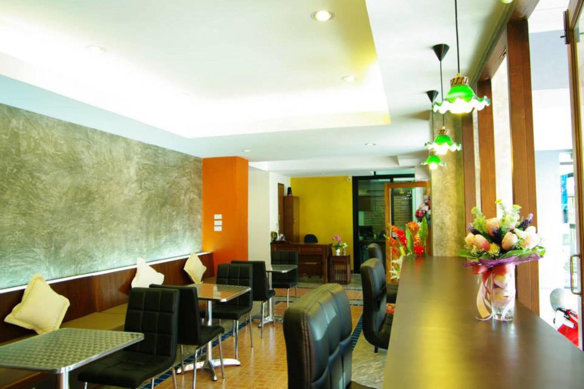 Oyo 233 Sunshine House Hotel Chiang Mai Bagian luar foto