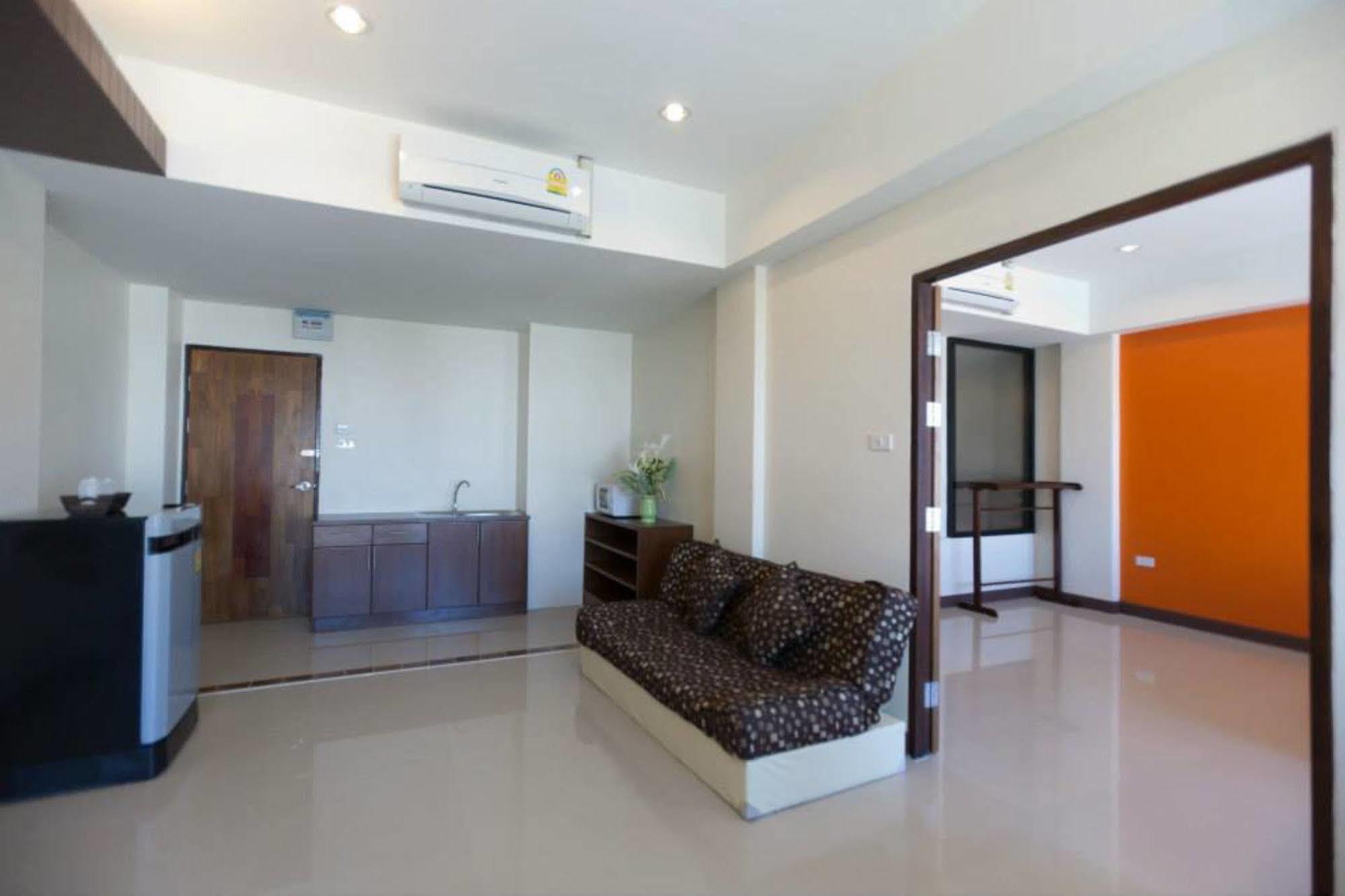 Oyo 233 Sunshine House Hotel Chiang Mai Bagian luar foto
