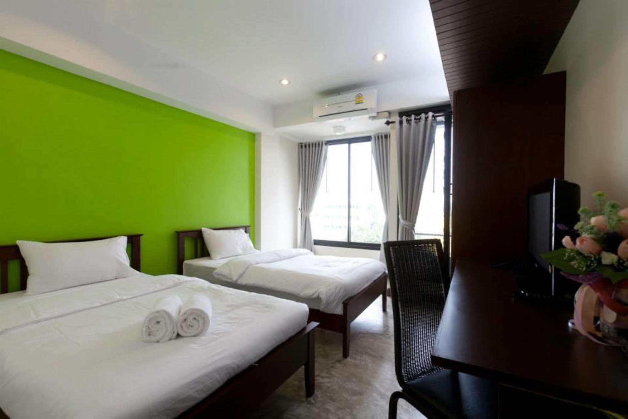Oyo 233 Sunshine House Hotel Chiang Mai Bagian luar foto