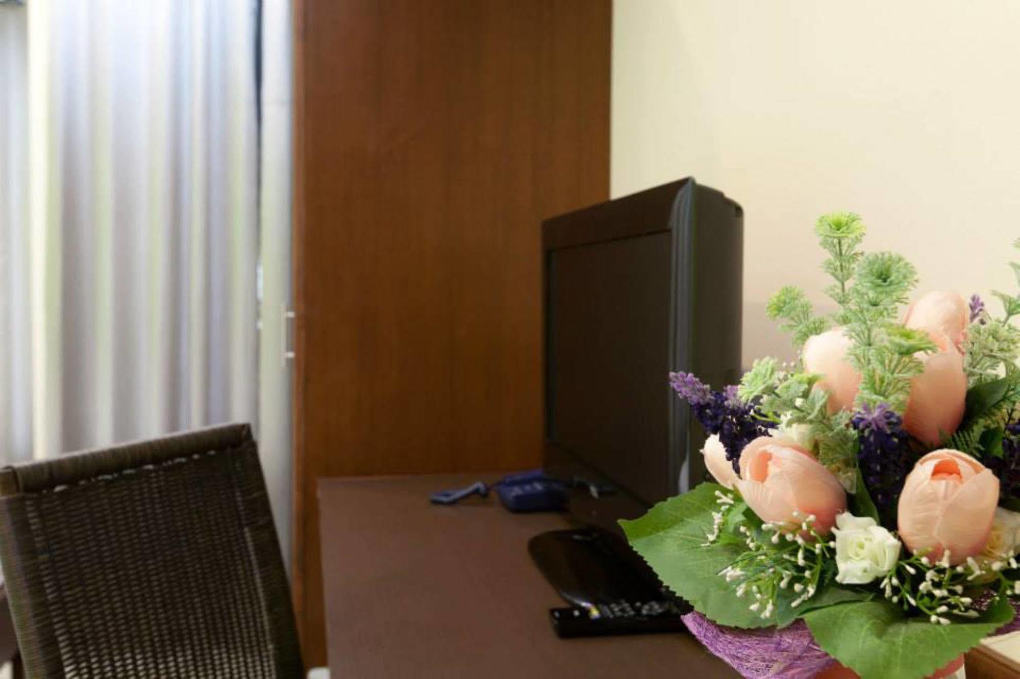 Oyo 233 Sunshine House Hotel Chiang Mai Bagian luar foto