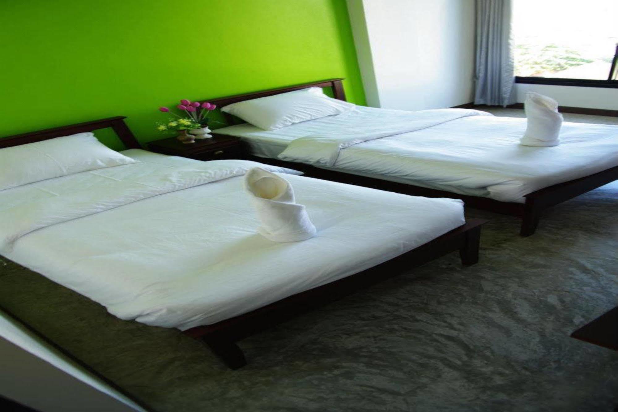 Oyo 233 Sunshine House Hotel Chiang Mai Bagian luar foto