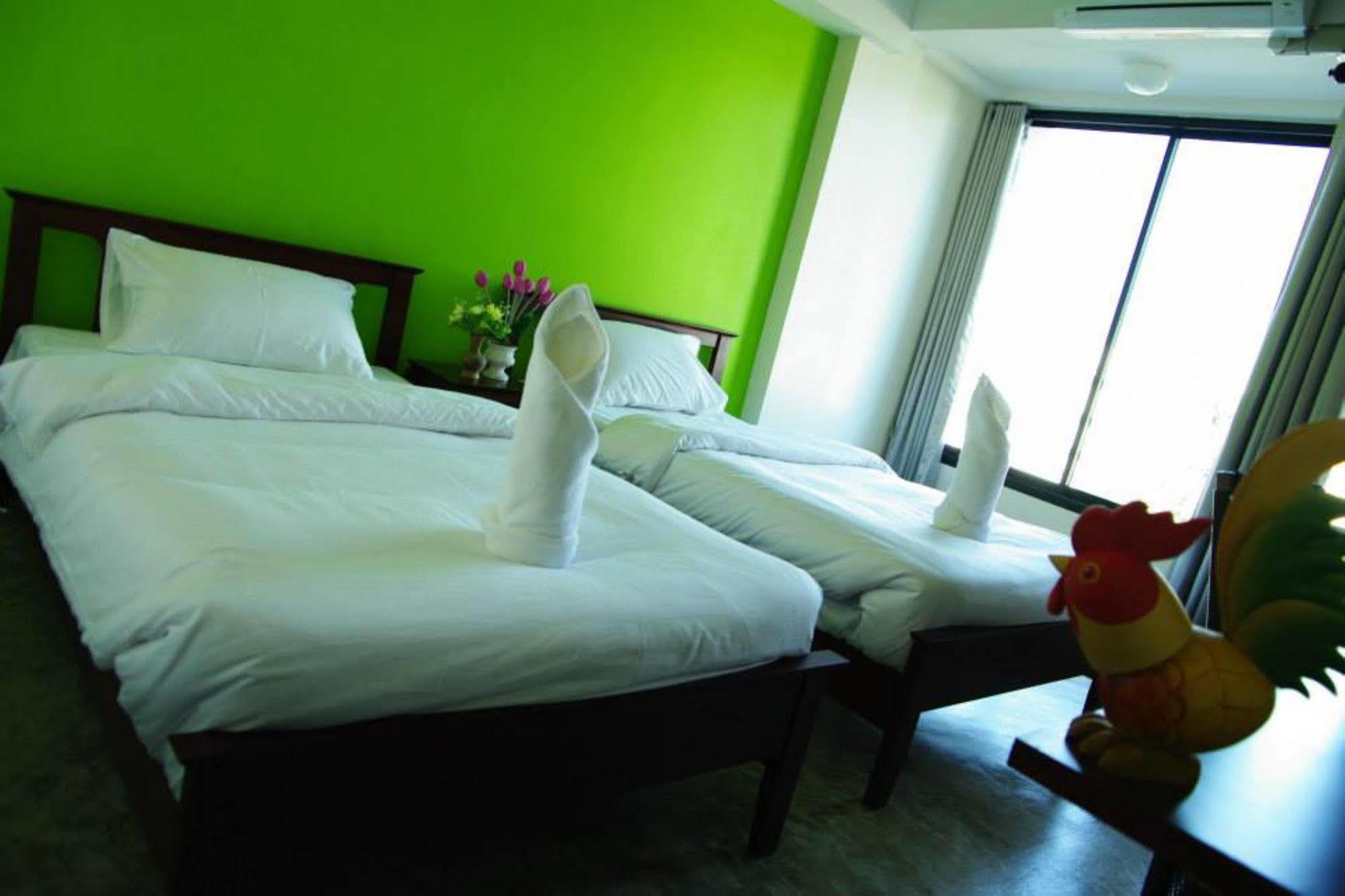 Oyo 233 Sunshine House Hotel Chiang Mai Bagian luar foto