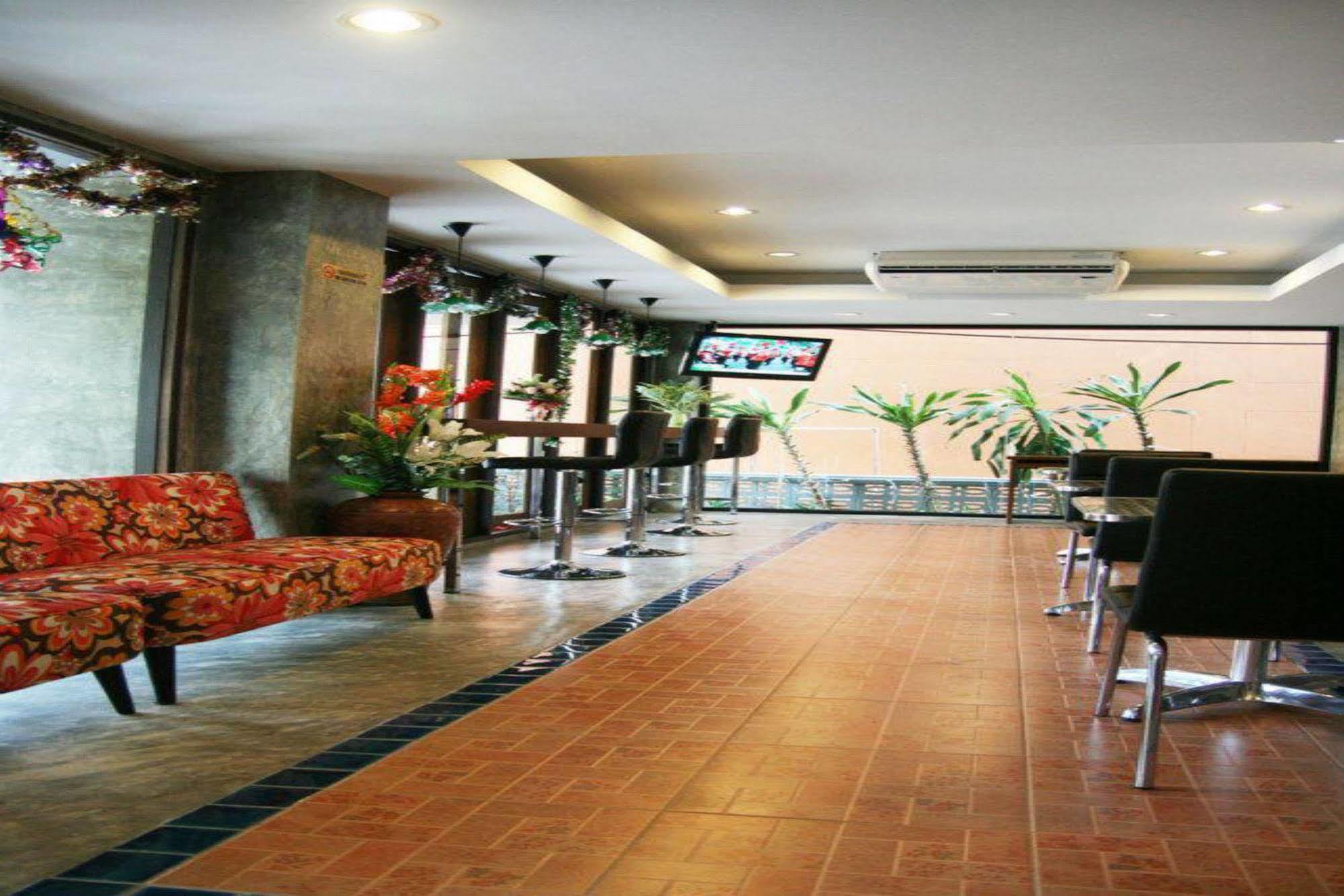 Oyo 233 Sunshine House Hotel Chiang Mai Bagian luar foto