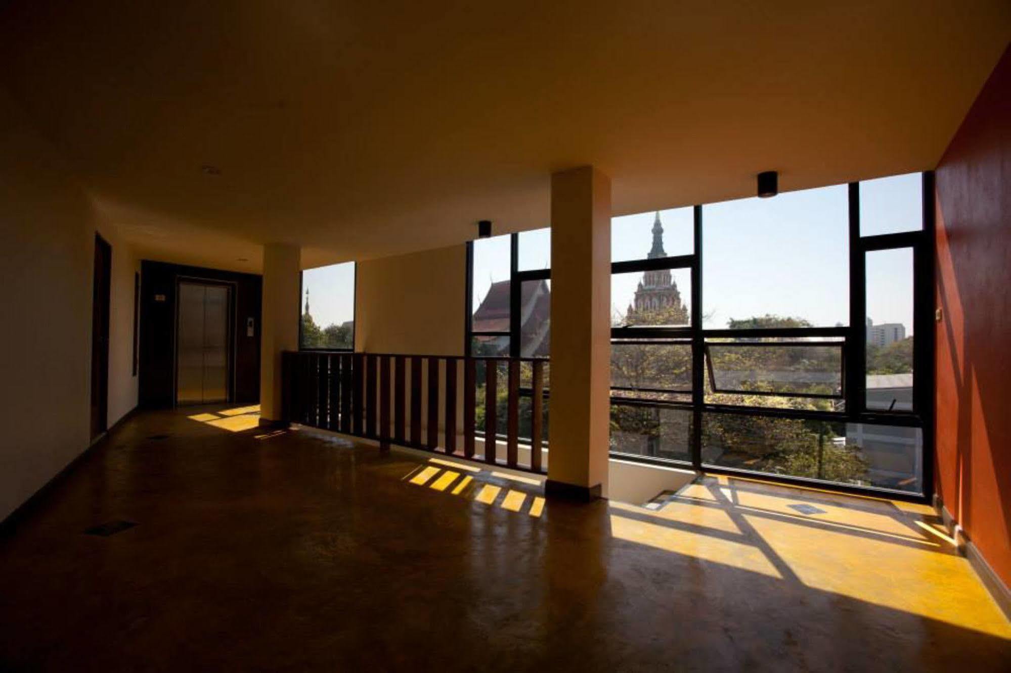 Oyo 233 Sunshine House Hotel Chiang Mai Bagian luar foto